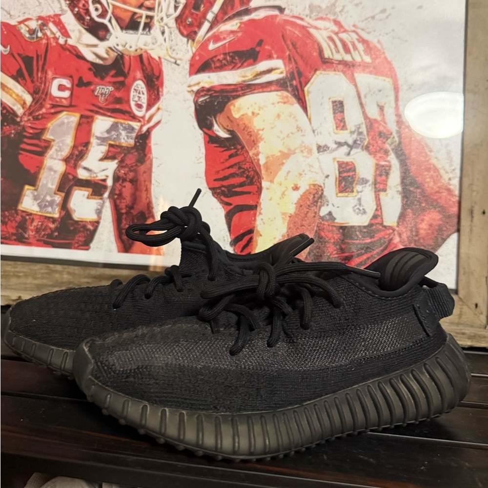 Yeezy Boost 350 V2 Triple Black Sneakers